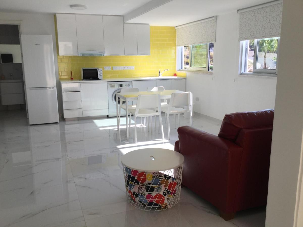 Yellow Studio Brand New Limasol Buitenkant foto